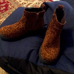 Cat& Jack boots size2
